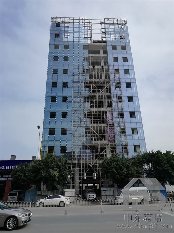 無(wú)縫鋁板幕墻的優(yōu)勢(shì)與實(shí)用性！
